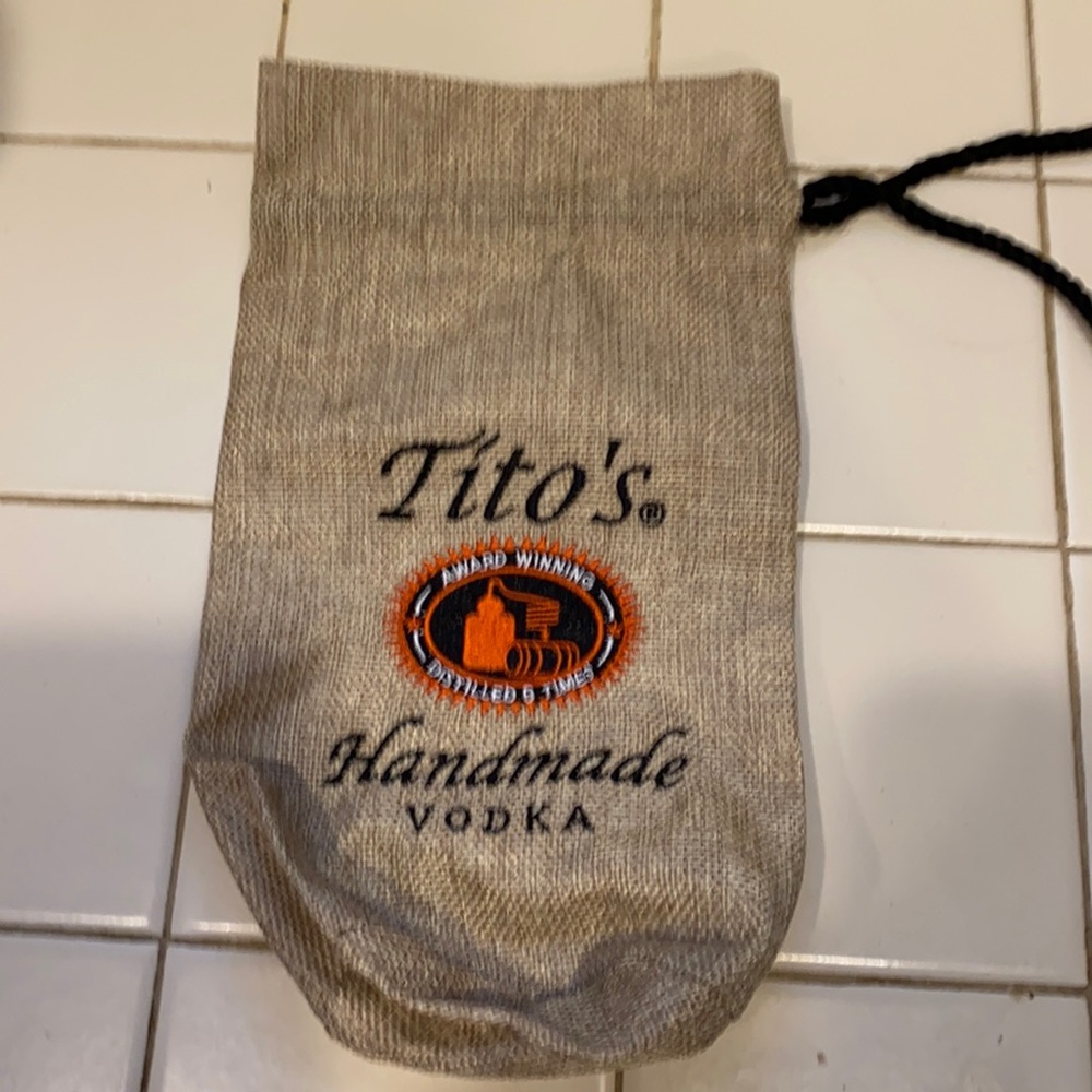 Tito’s 9,5x5,5” gray fabric case for bottle